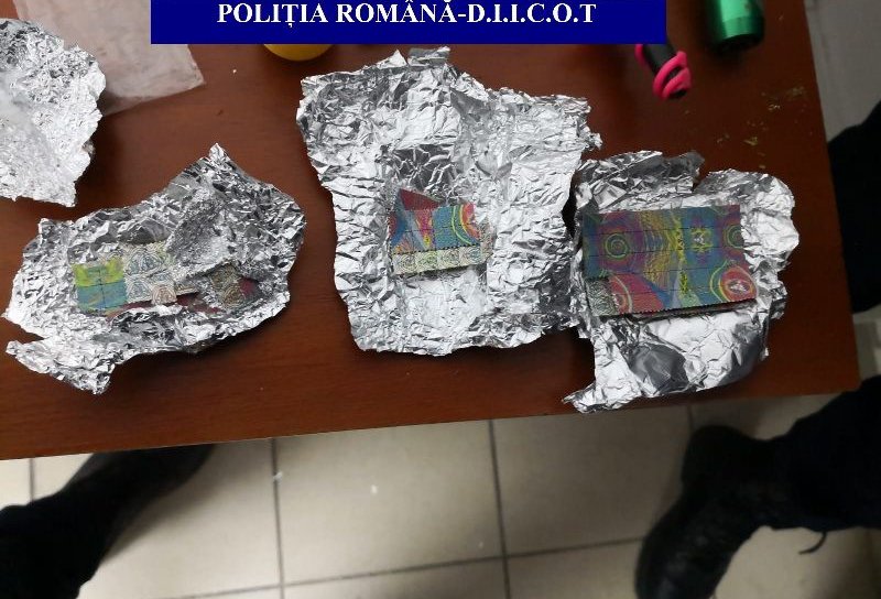 Doi tineri din Botoșani prinși de polițiști cu cocaină și cannabis - FOTO