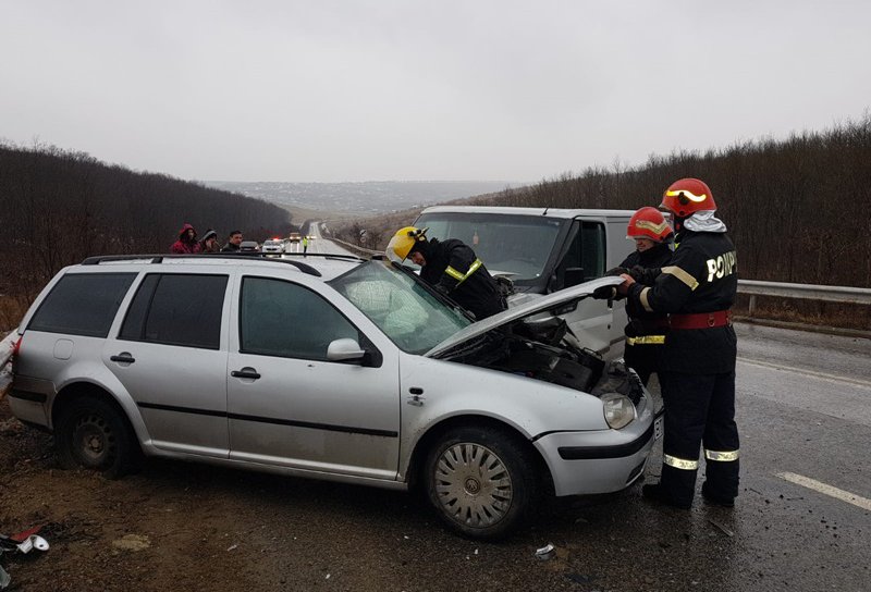 Accident pe drumul Botoșani - Ștefănești! Două persoane au ajuns la spital - FOTO