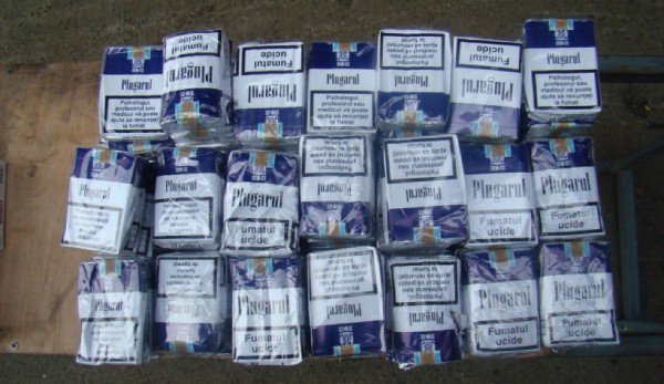 Ţigări de contrabandă confiscate de poliţiştii din Mihăileni de la pasagera unui autoturism