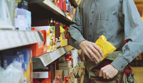 Botoșănean reţinut după ce a sustras mai multe produse alimentare dintr-un supermarket