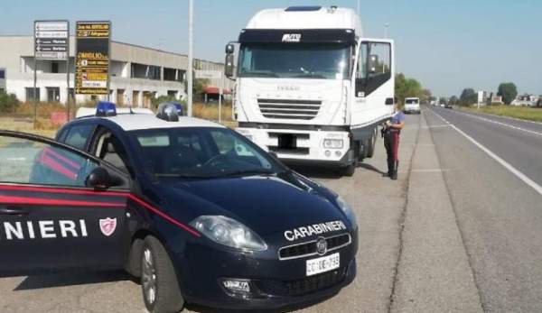 Şofer român de camion prins la Padova cu 3 tone de parfumuri furate, pe care le aducea în România