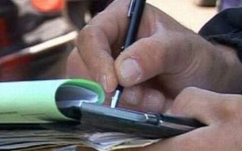 Trei bărbați care vindeau lenjerii …