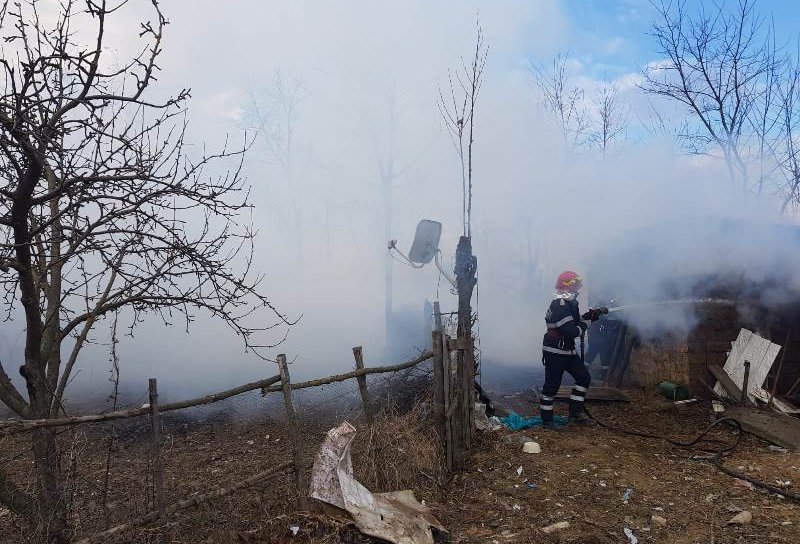 La un pas de dezastru. Gospodărie afectată de un incendiu generat de neatenția vecinului - FOTO