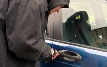 Maşină spartă de hoţi în …