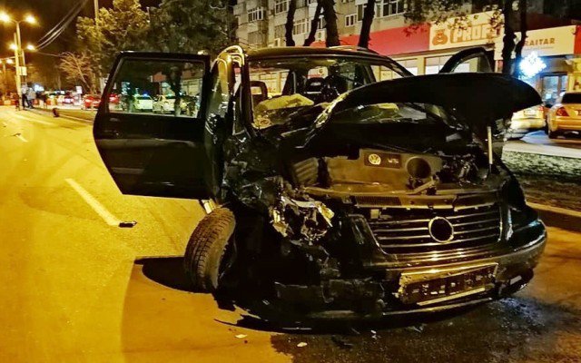 Accident la Botoșani! O șoferiță și-a făcut praf mașina într-un giratoriu