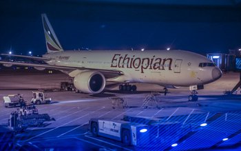 Un avion cu 157 de …