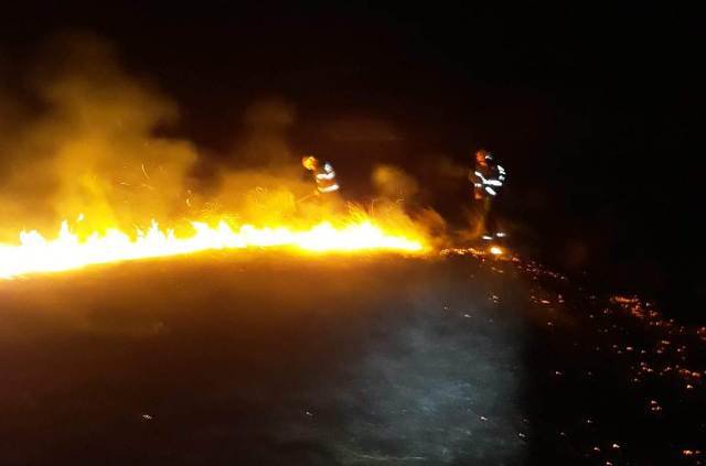 Incendiu puternic la Gorbănești. Au ars 40 de hectare de vegetație uscată - FOTO