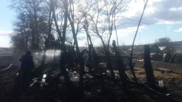 Incendiu izbucnit în gospodăria unui localnic din Ipotești. Pompierii au intervenit pentru stingere - FOTO