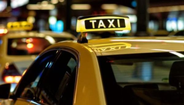 Taximetrist din Botoșani bătut de doi clienți în stare de ebrietate. Bătăușii i-au furat mașina apoi au abandonat-o