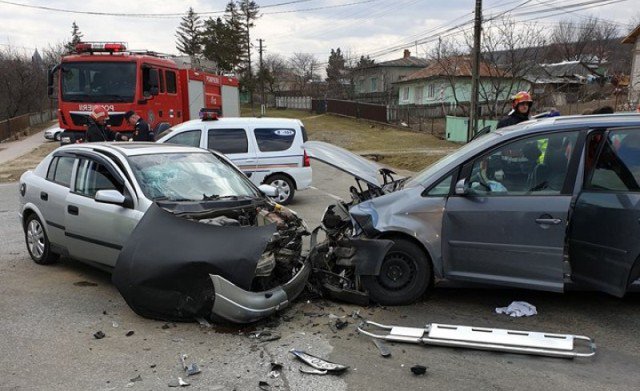 Accident grav la Copălău! Patru persoane au ajuns la spital după un impact frontal