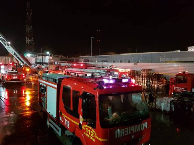 Planul ROŞU de intervenţie activat în incinta Shopping Center - Carrefour Botoșani. Zeci de pompieri în alertă - FOTO