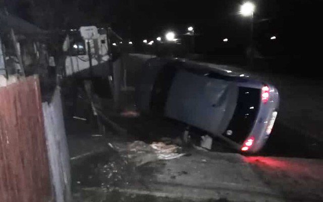 Accident! Un tânăr s-a răsturnat cu mașina când se întorcea de la discotecă