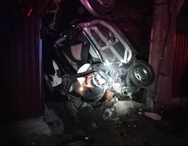 Accident îngrozitor la Săveni! A ajuns cu mașina în gardul unei case pe strada Livezilor – FOTO