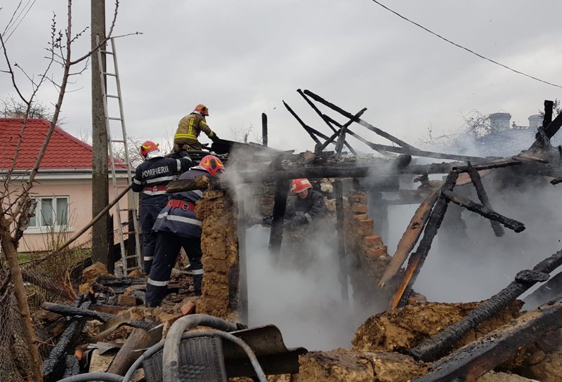 Incendiu amplificat de vânt pe strada Puskin. O casă a fost distrusă. Mai multe persoane au făcut atac de panică – FOTO