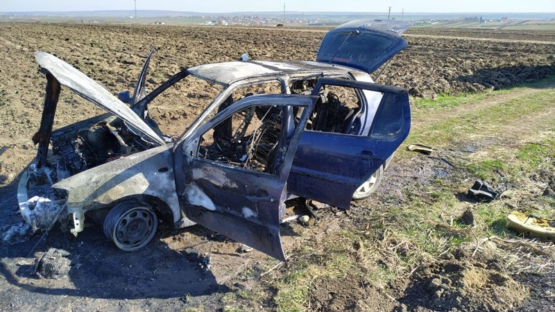 Din salvator a ajuns victimă! Mașină distrusă de un incendiu de vegetație - FOTO