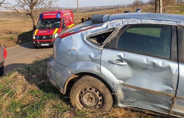 Accident grav la Vlădeni! Două persoane rănite după ce o mașină s-a răsturnat