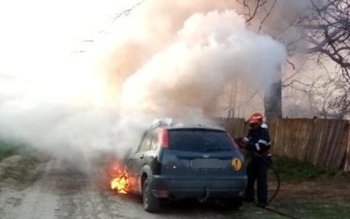 Mașină distrusă de flăcări. Autoturismul …