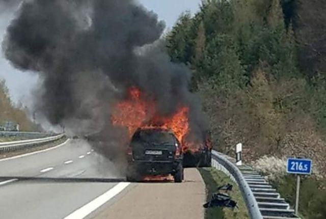 Șofer român de tir, căutat în toată Germania. Vezi ce a făcut șoferul după ce Mercedes-ul unei femei a luat foc pe autostrada A62