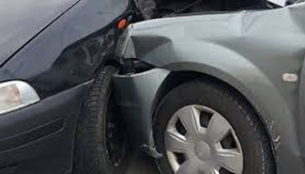 Un dorohoian fără permis s-a ales cu dosar penal după ce a lovit două mașini parcate regulamentar