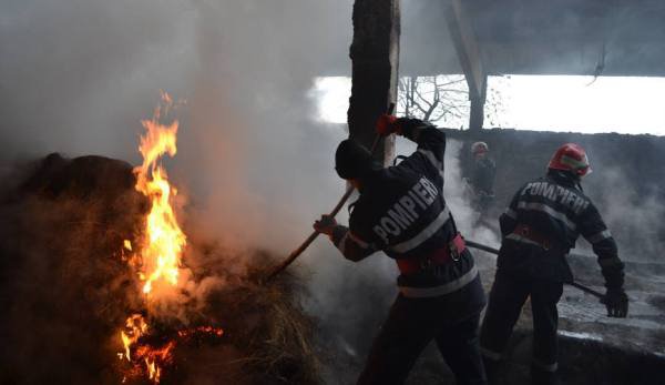 Incendiu la un adăpost de animale din comuna George Enescu. Au ars circa 800 kilograme de furaje