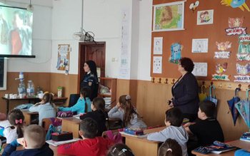 Poliţiştii botoşăneni alături de copiii …