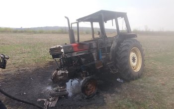 Tractor cuprins de flăcări pe …