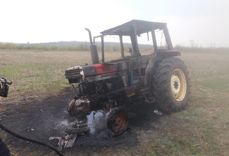 Tractor cuprins de flăcări pe un câmp din Botoşani – FOTO