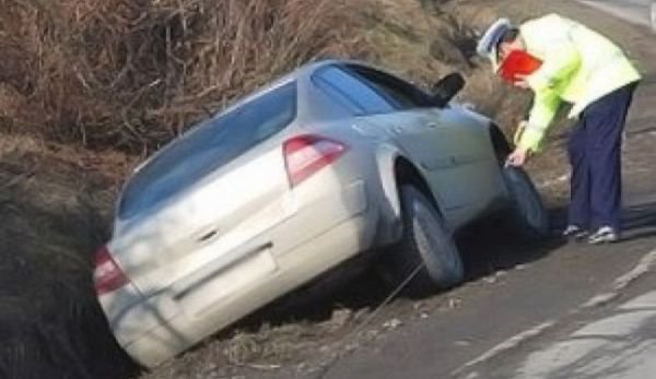 Mașină găsită în șanț de polițiștii din Ștefănești. Ce surpriză au avut oamenii legii!