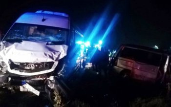 Două microbuze cu 27 de …