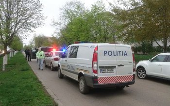 Doi bărbați au pus pe …