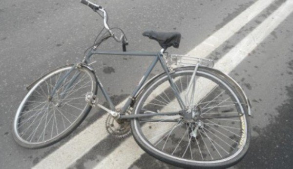 Biciclist accidentat pe o stradă din Dorohoi. Șoferul a părăsit locul accidentului