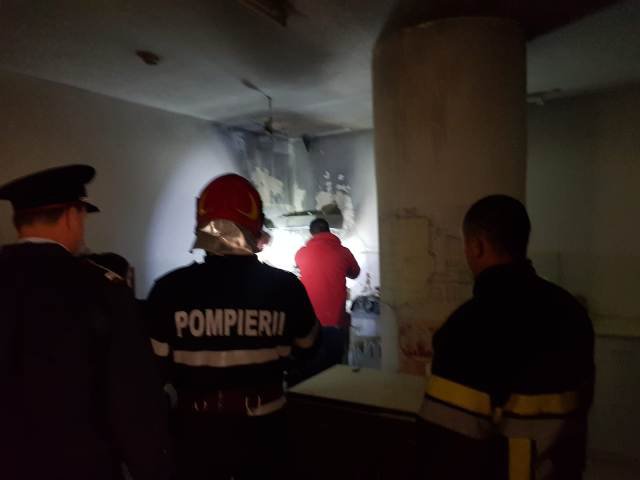 Panică la Uvertura Mall! Incendiu izbucnit în bucătăria unui restaurant - FOTO