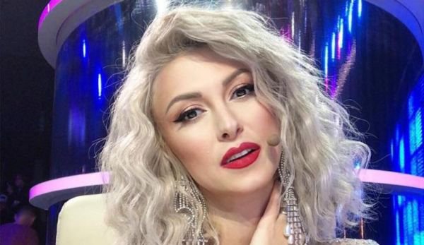 Andreea Bălan a fost terorizată de un bărbat obsedat de ea! Vedeta şi-a cumpărat un pistol ca să-l ţină la distanţă!