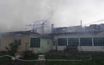 Casă cuprinsă de flăcări la …