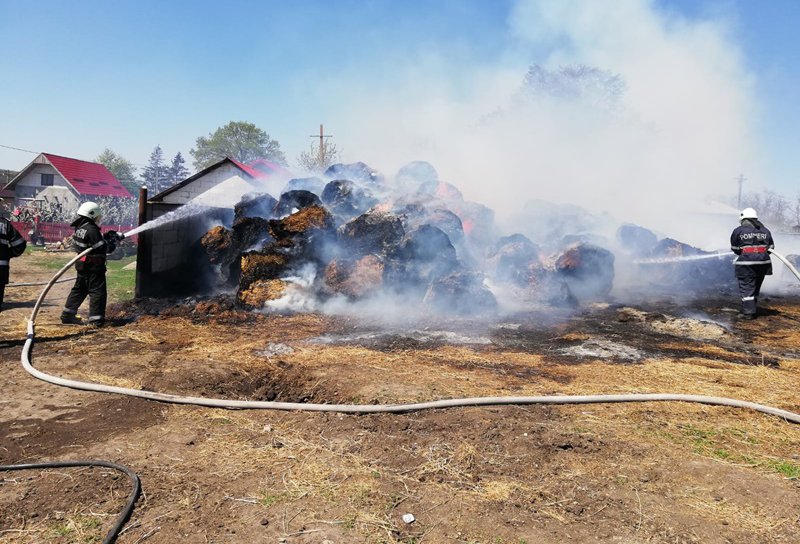 Incendiu uriaş la Coțușca: Sute de baloţi de furaje au ars ca o torță – FOTO