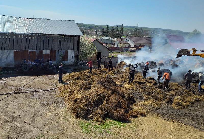 Incendiu stins după cinci ore la Crasnaleuca. Pompierii au salvat şi protejat casa, mai multe anexe și Căminul Cultural – FOTO