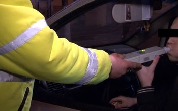 Un şofer băut făcea „opturi” …