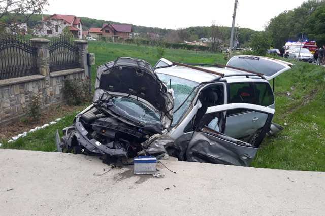 Accident pe drumul Botoșani - Suceava! Patru mașini implicate în coliziune - FOTO