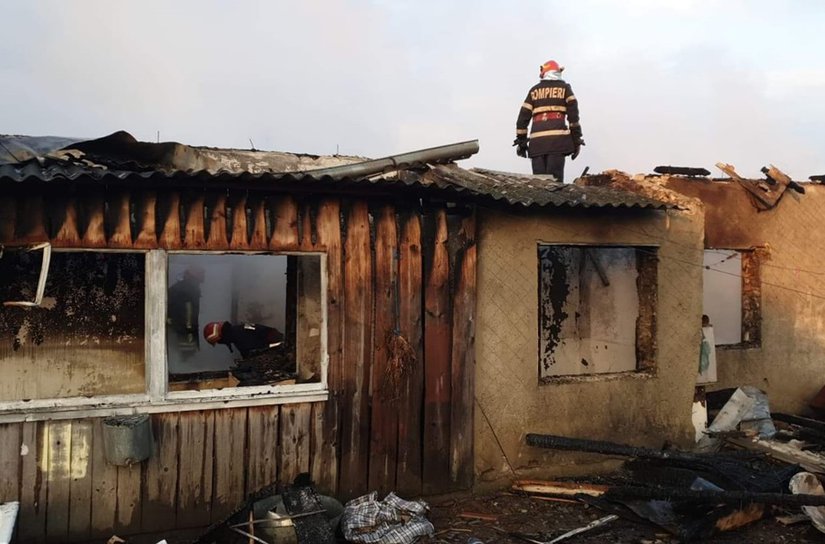 Scene de groază în comuna Lunca. Un bărbat și-a dat foc la casă, după o ceartă cu soția – FOTO