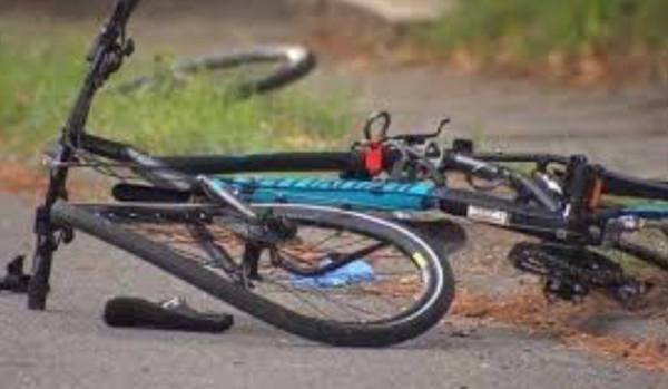 ACCIDENT: Un biciclist de 74 de ani a ajuns la spital după ce s-a dezechilibrat şi a căzut pe carosabil