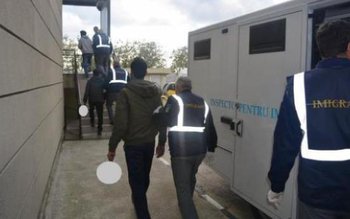 Polițiștii de imigrări au verificat …