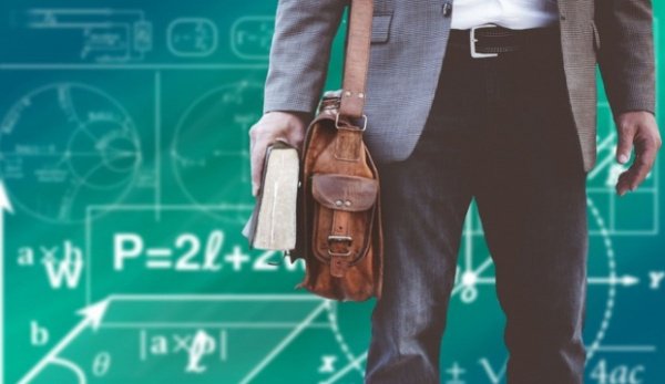 Veste bună pentru profesori. Îşi vor putea reduce numărul de ore fără diminuarea salariului!