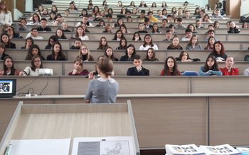 O tânără botoşăneancă angajată a …