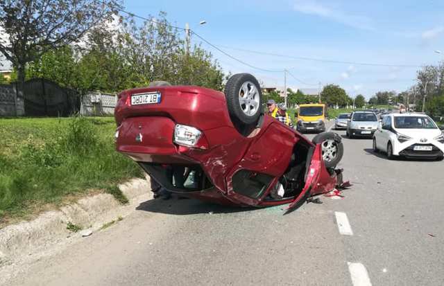 Accident! Mașină înmatriculată în Botoșani răsturnată pe cupolă DN28