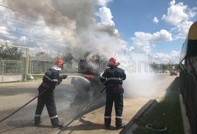 Excavator cuprins de flăcări pe o stradă din Dorohoi. Pompierii au intervenit pentru stingere - FOTO