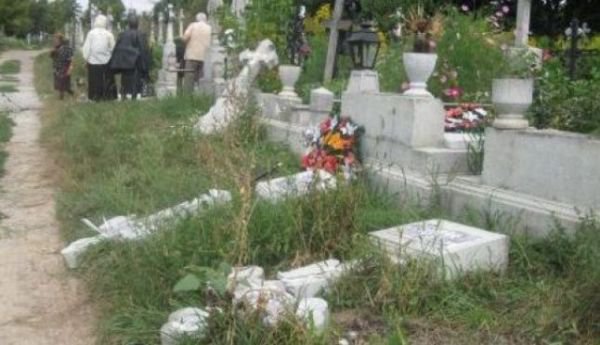 Tânăr și neliniștit: Adolescent din Copălău cercetat după ce a distrus mai multe morminte