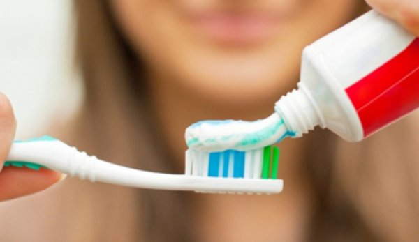 Ce se întâmplă dacă înghiţi pastă de dinţi? Este mai rău decât îţi imaginezi!
