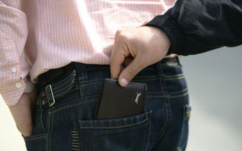 Tânăr prădat în miezul zilei …