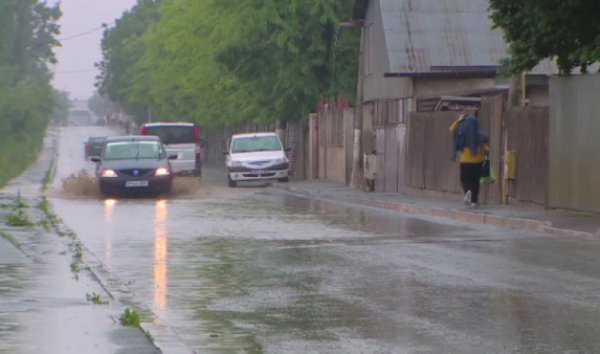 ANM a schimbat prognoza! Fenomene meteo violente în toată România, până marți