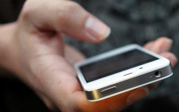 Telefon smuls de la urechea …